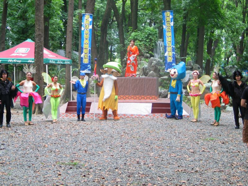 『花花蝴蝶活水祭』-Momo親子台彤彤姐姐、牛奶哥哥爲遊客祈福! - 20090721154539_162664656.JPG(圖)