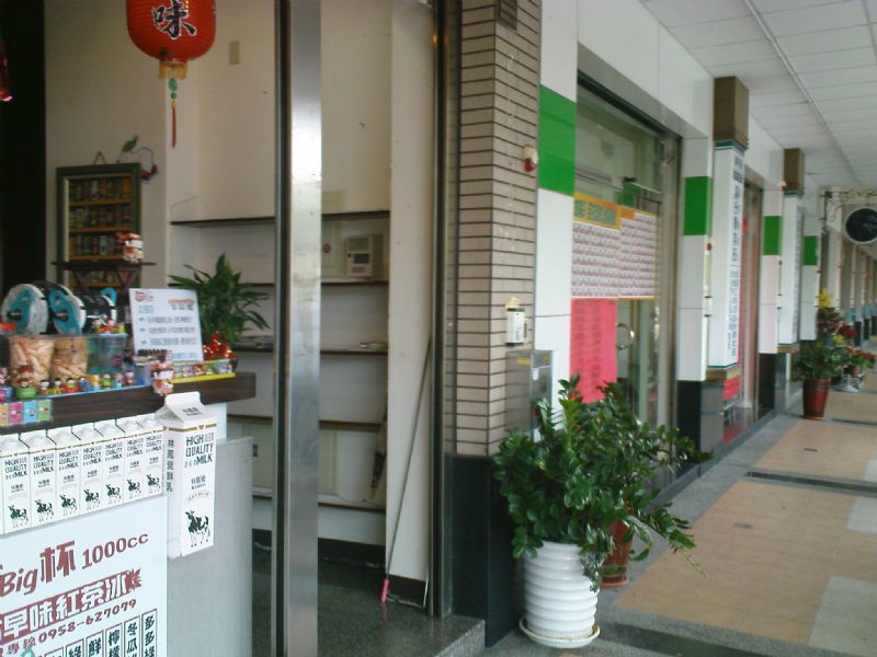 高雄市冷飲店頂讓,位於學校對面,每天下午固定有學生客群,鄰近工業區!!!加工區,租金便宜~ - 20101129154706_17983437.JPG(圖)