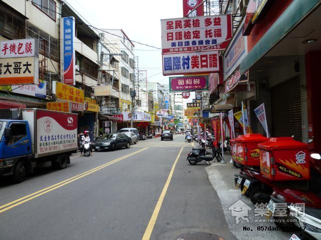 台中市龍井區新興路 - 東海大學 ''正'' 新興路 '發燙' 大'店'面 - 20110923191801_475159812.jpg(圖)