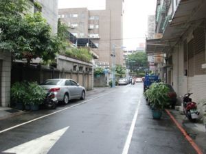 急租 30坪 超大 店面 辦公室 個人工作室 補習班 地點棒 - 20130116003300_267861546.jpg(圖)