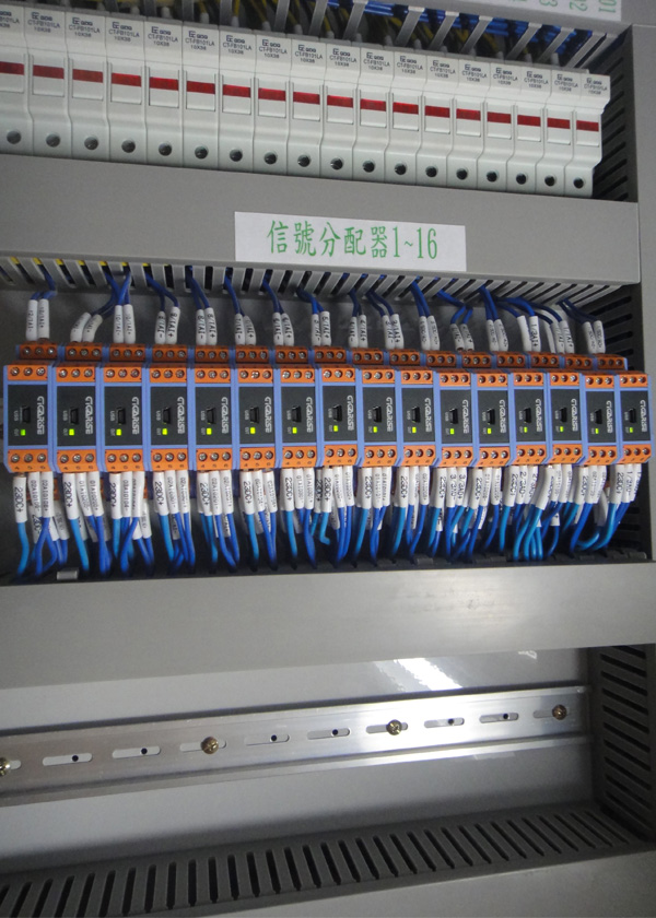 軸承銅貼覆式表面式溫度計-鋁軌型一進二信號分配器-夾管式表面温度控制器-銅片表面貼附式溫度計-三合一管道型溫溼度一氧化碳傳送器-S TYPE八迴路溫度顯示控制器-出線式表面銅貼片感溫棒 - 20250621184804-503006292.jpg(圖)