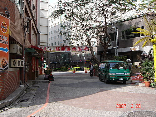 中原大學新成屋 近中原大學校門口，實踐路走路只要一分鐘，店面+18間套房，年收租136萬，間間對外窗，買到賺到喔！  - 20091103190836_246855234.jpg(圖)